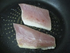 刺身ブリの胡麻照り焼き　調理③