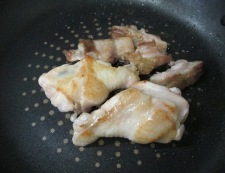 白菜と鶏三昧の煮物　調理②