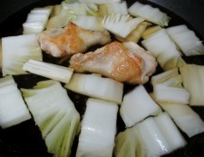 白菜と鶏三昧の煮物　調理③