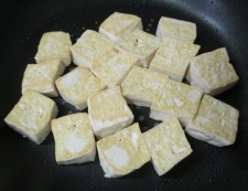 豆腐と豚こまのオイスターソース炒め　調理①