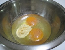 メカジキと卵のうまコク炒め　調理①