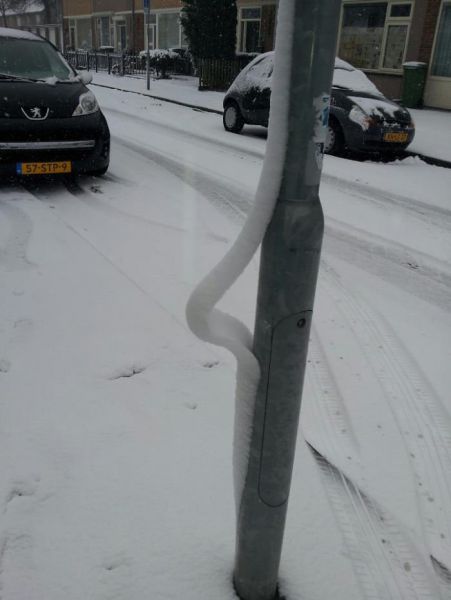 柱にヘビのようににょろっと膨らんでいる雪