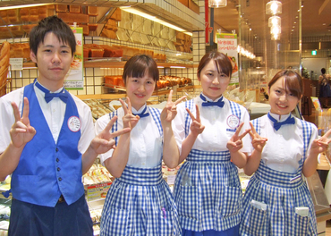 おっぱいが強調されるエッチな神戸屋の制服を着た女の子