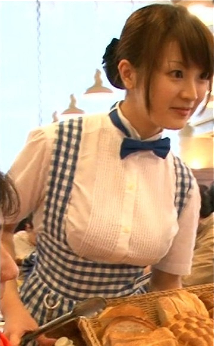 おっぱいが強調されるエッチな神戸屋の制服を着た女の子