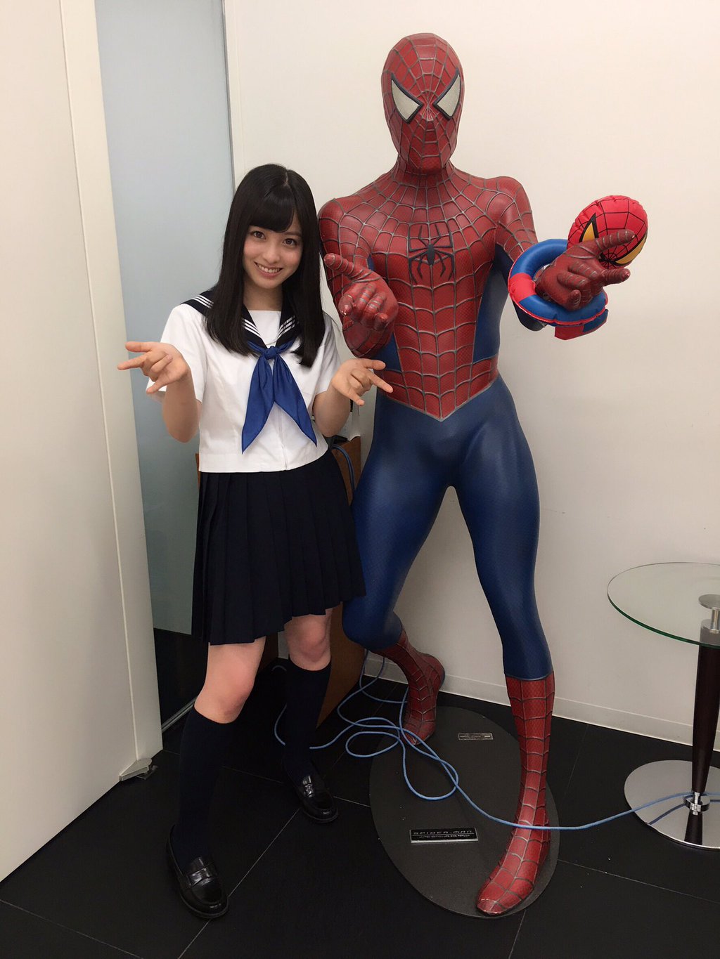 セーラー服を着た橋本環奈とスパイダーマン
