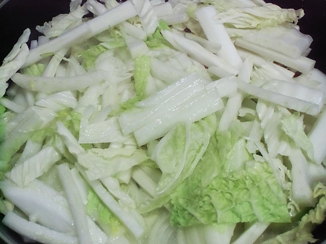 白菜を炒める