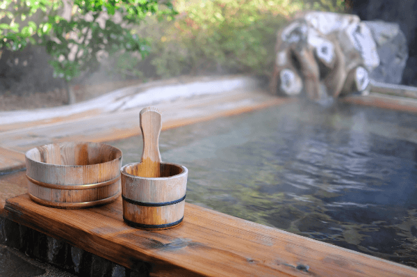 japanese-onsen-hot-spring-rotenburo-open-air-bath-600.png