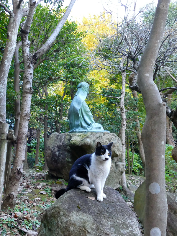林の銅像と黒白猫