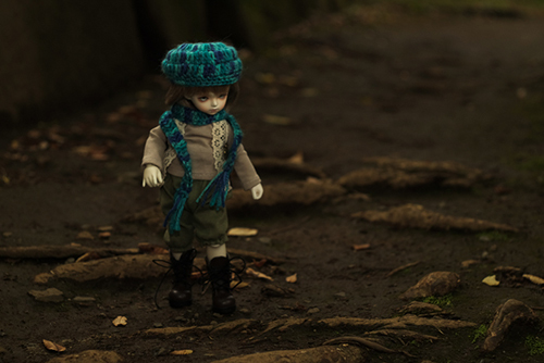 ROSEN LIED、Tuesday's child、通称・火曜子のチェルシー。森ボーイ風のお洋服で、森のような公園へ行きました。森の小径を歩くチェルシー。
