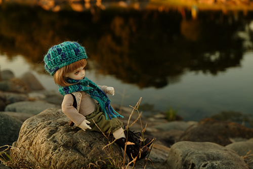 ROSEN LIED、Tuesday's child、通称・火曜子のチェルシー。森ボーイ風のお洋服に、自作の帽子とマフラーを加えて、秋の河原にお出かけ。