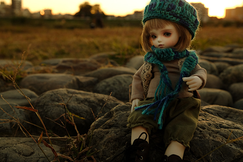 ROSEN LIED、Tuesday's child、通称・火曜子のチェルシー。森ボーイ風のお洋服に、自作の帽子とマフラーを加えて、秋の河原にお出かけ。