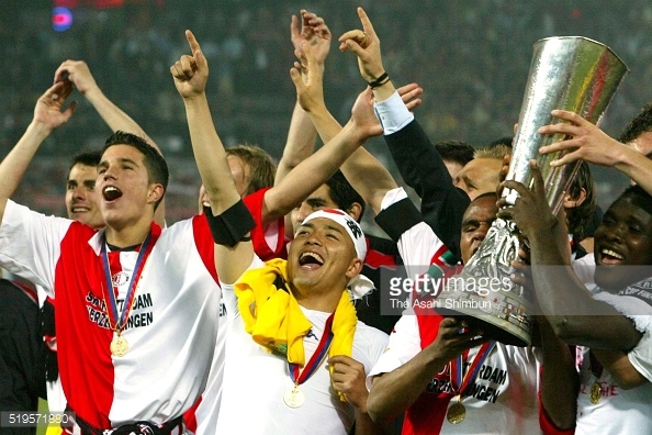 Shinji Ono and Feyenoord players celebrate winning the UEFA Cup final