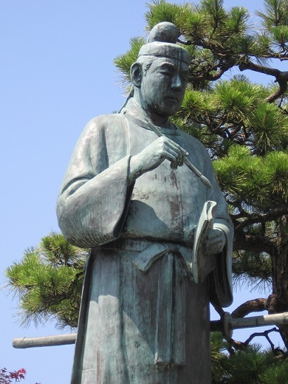 富山県高岡市の高岡駅前広場の大伴家持像