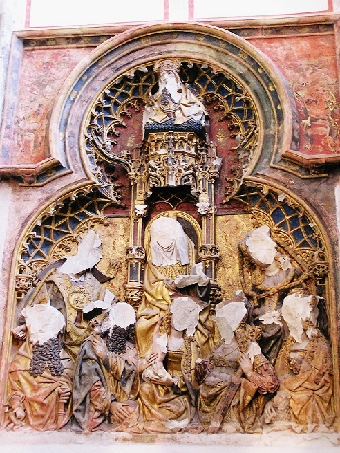 16世紀の宗教改革時に起こった聖像破壊運動によって顔面を破壊された教会の彫刻（ユトレヒト州のドム教会）