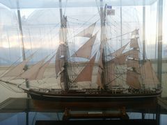 【写真】受付ハウスに置いてある模型帆船 “カティーサーク”
