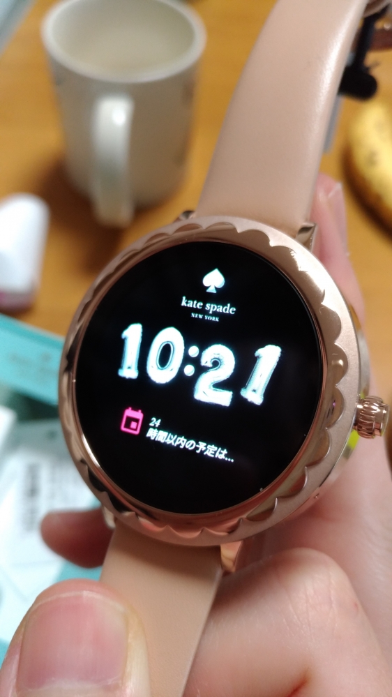 kate spade new york から scallop touchscreen smartwatch