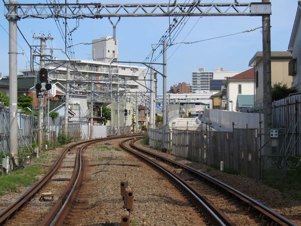 和田町駅側の新旧接続点。高架橋の床が出来上がったところ。