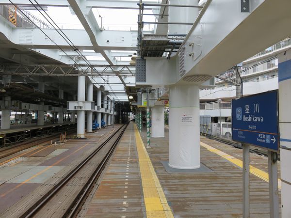 星川駅構内では上り線側でも橋脚を立てる工事が開始された。