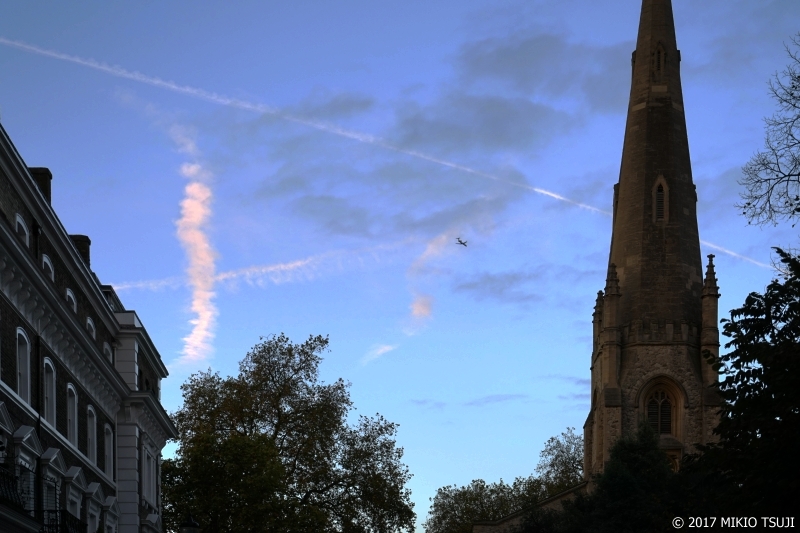 0108 飛行機雲いっぱいの空 （ロンドン/ケンジントン・アンド・チェルシー王立区）